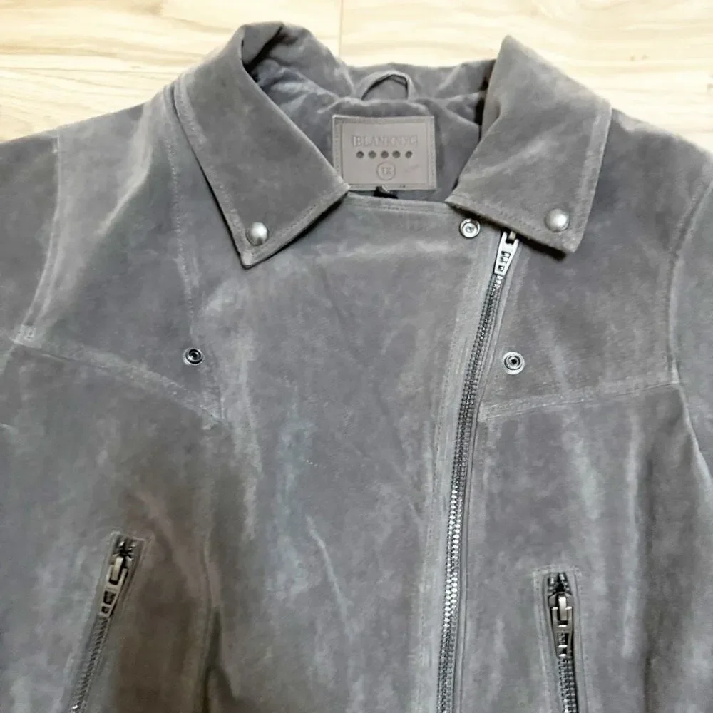 BLANK NYC | Suede Moto Asymmetrical Jacket High Altitude Gray Taupe | 1X (Plus) - Picture 4 of 10
